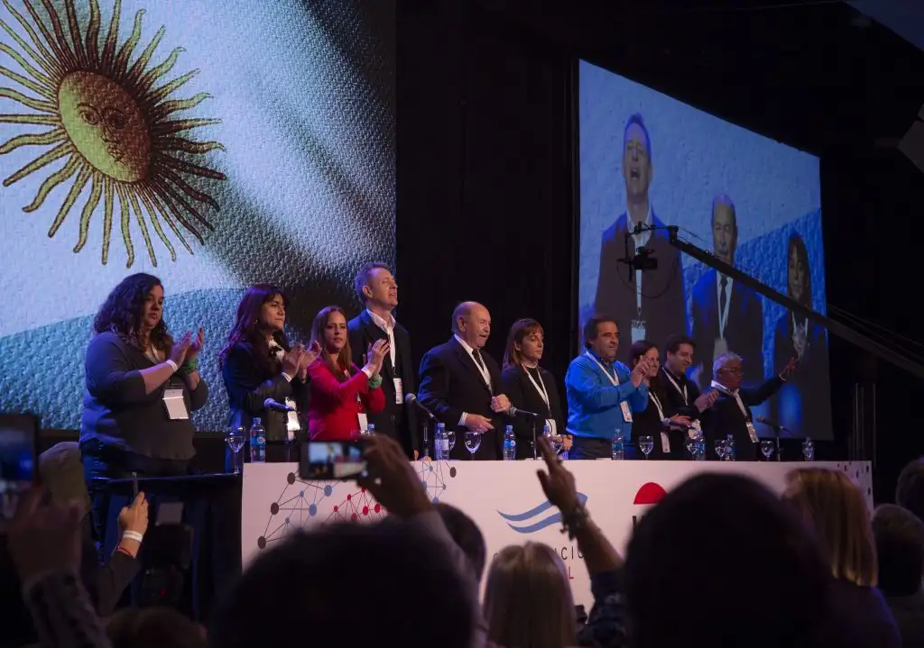Con críticas, la UCR ratificó su continuidad dentro de Cambiemos
