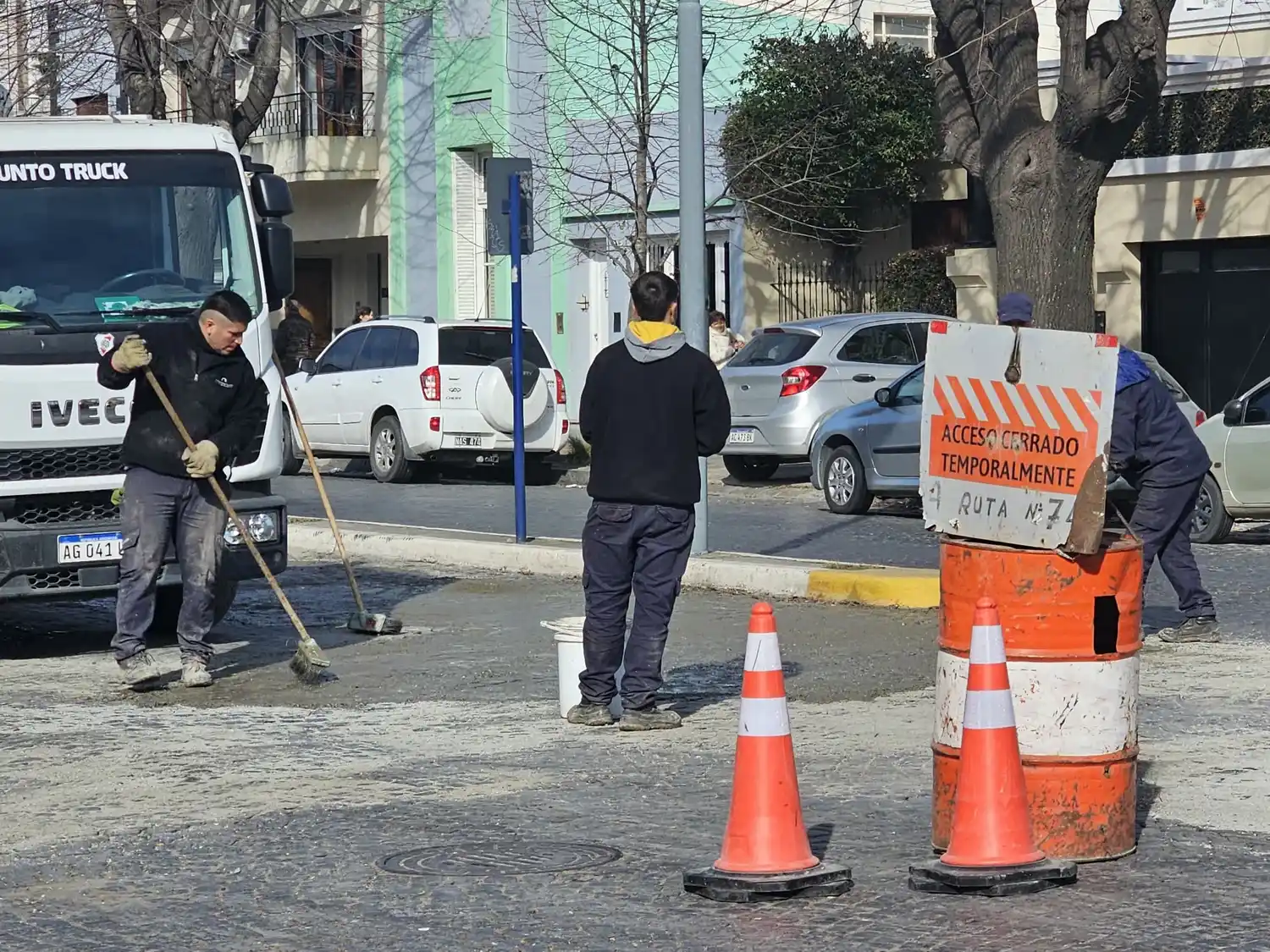 En cada una de las intervenciones se retiran los granitullos existentes, se repara la base y se vuelven a colocar.