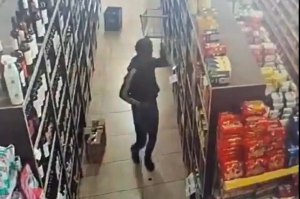 Policía intentó robar en un supermercado