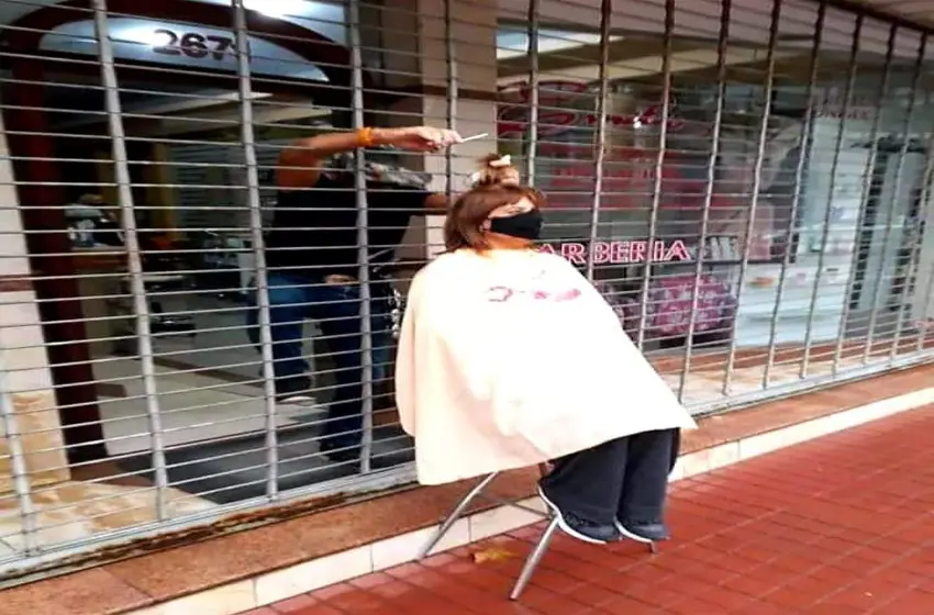 «Ahora atendemos como dice Alberto»: peluquería del centro rosarino hace take away por las restricciones