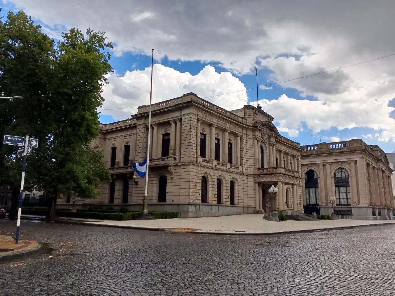 Rechazaron un reclamo por daños a un vehículo tras la caída de una rama durante un temporal
