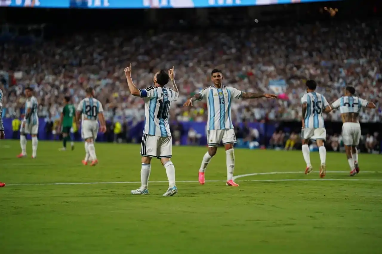 La pelota siempre al 10. Messi convirtió su primer triplete en un Mundial y quedó como uno de los máximos anotadores en Copas del Mundo. Foto: Fernando Nicola (enviado especial)