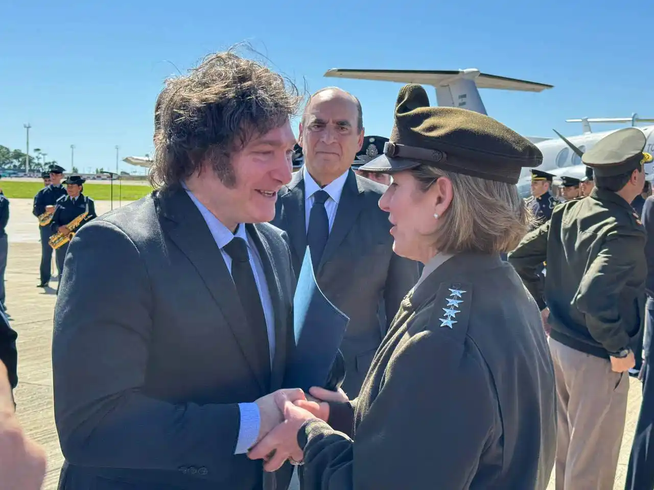 Javier Milei participó de un acto en la Aeroestación Militar Aeroparque, junto a la General del Ejército de los Estados Unidos, Laura Richardson.