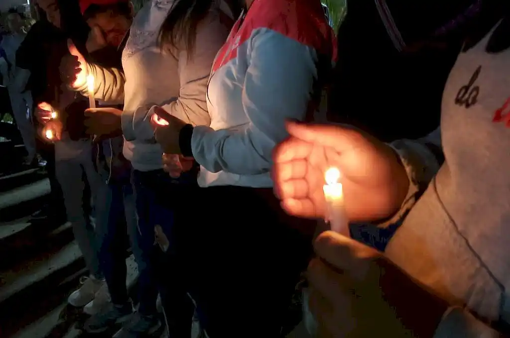 Con velas y carteles, San Cristóbal marchó en silencio por el asesinato de Raquel Rosana Vázquez