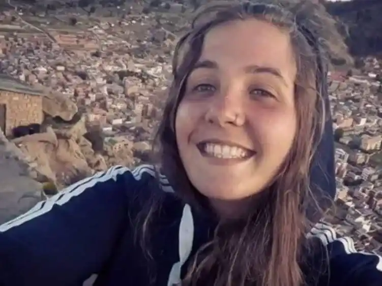 La joven, Melín Agustina Sartori, gozaba de buen estado de salud antes de recibir la primera dosis de la vacuna de vector adenoviral el 15 de julio de 2021 en el Orfeo Superdomo de la ciudad de Córdoba.