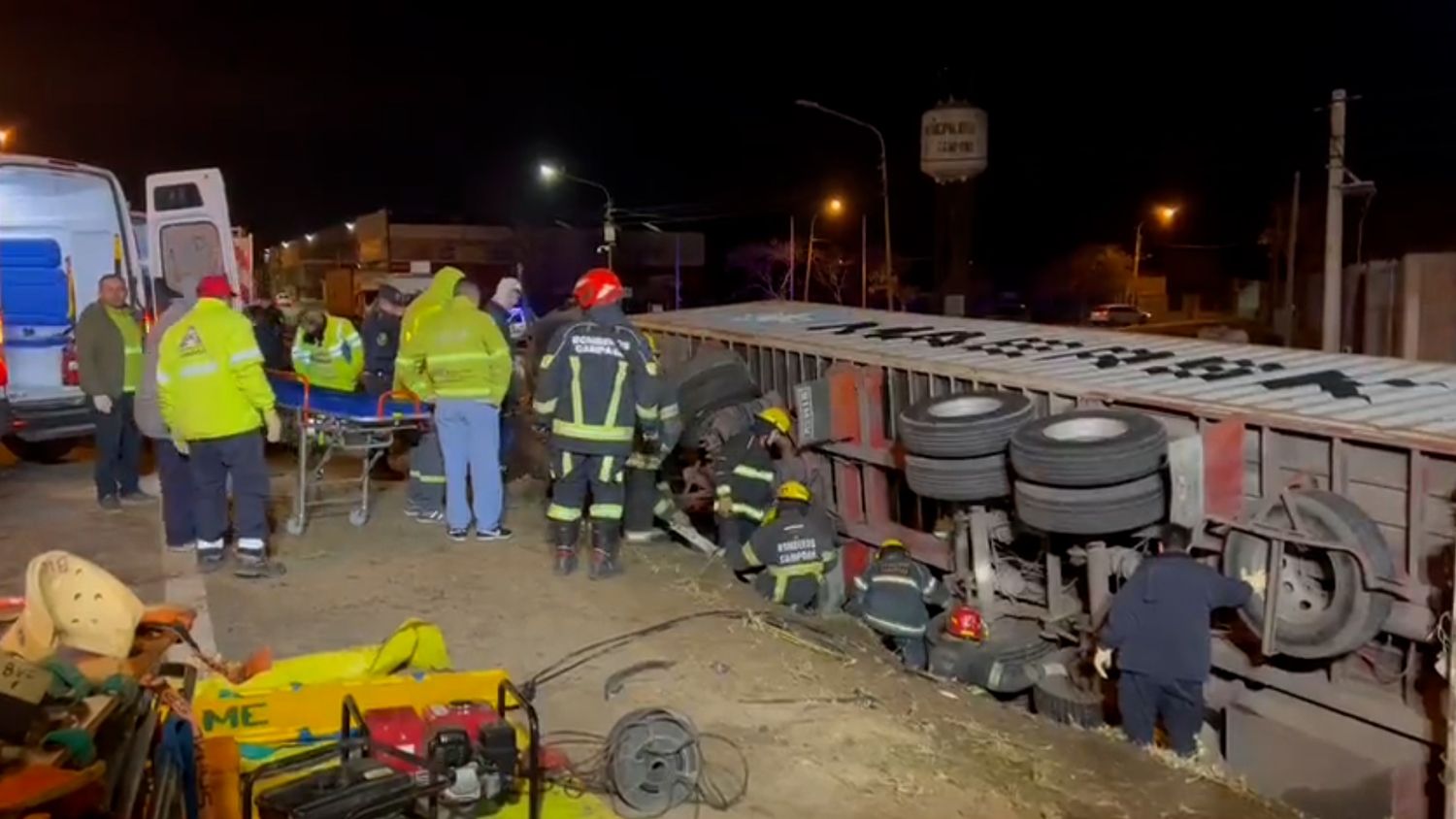 Un camión volcó, chocó a un auto estacionado en la banquina y murió una nena de 9 años