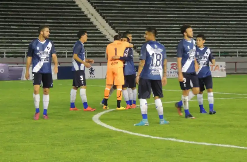 Alvarado cayó en casa y quedó complicado