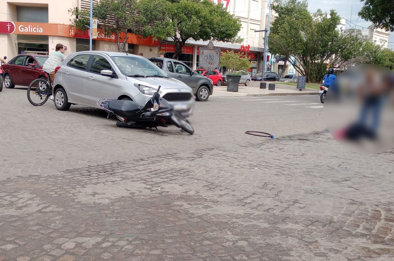 Violento impacto en Bv. Santa Fe: una motociclista quedó tendida en el adoquinado