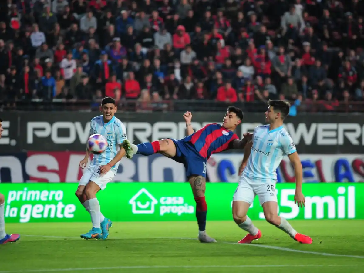 El “Decano” empató y es único puntero