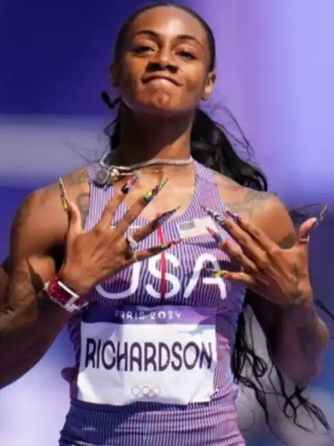  Sha'Carri Richardson, la atleta influencer de uñas extravagantes, ganó su primera medalla en Juegos Olímpicos