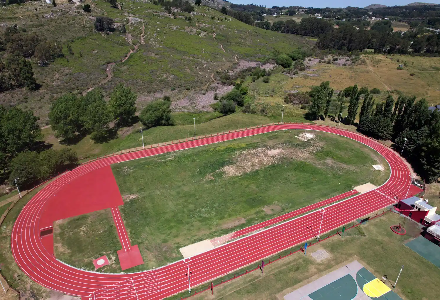 Buscan conocer detalles sobre la pista de atletismo, inaugurada en noviembre pasado.