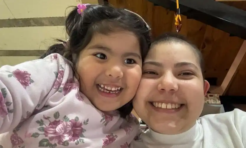 Cata junto a su pequeña hermanita, Antonella.