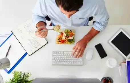 Los cuatro problemas de salud que genera comer en el escritorio