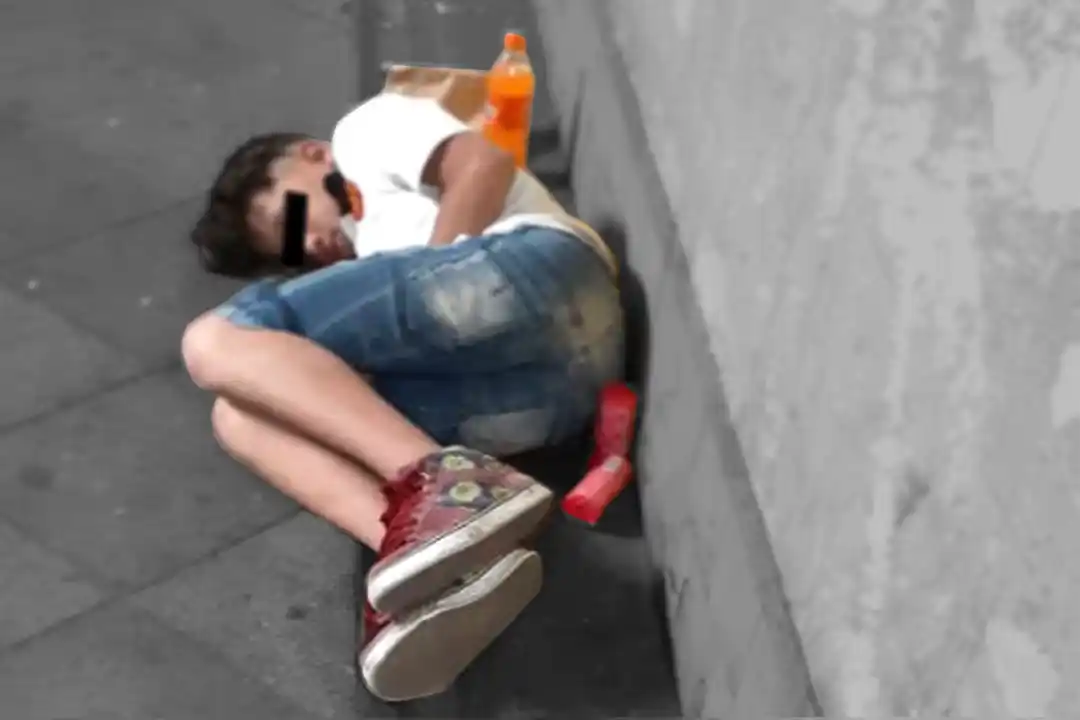 El niño que duerme en la calle y el Intendente abandonó