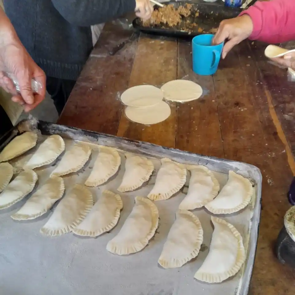 Gran venta de empanadas solidaria organizada por el Grupo Amistad