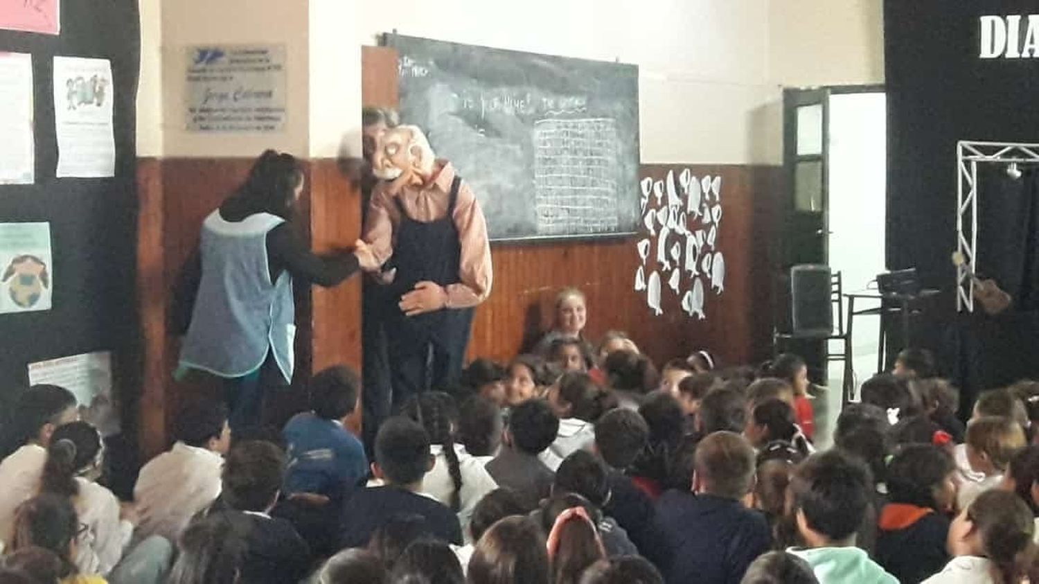 Los títeres y el rock llegaron al teatro y a la escuela en Rufino