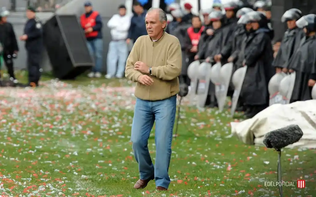 Sabella continuará internado 