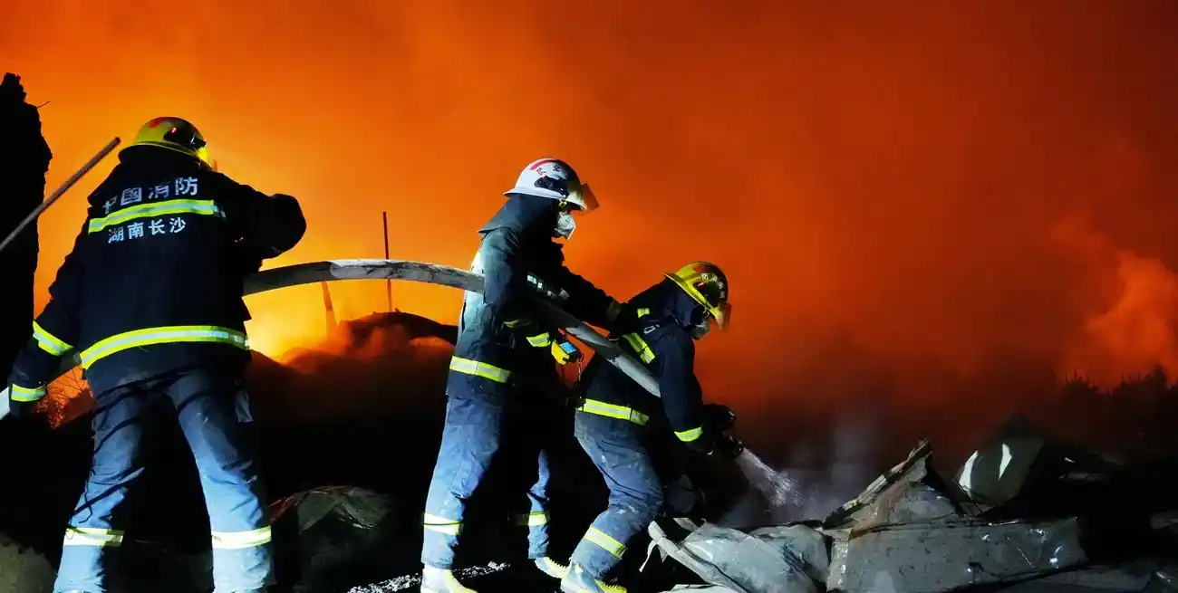 Bomberos y rescatistas trabajan en el lugar. Créditos Reuters