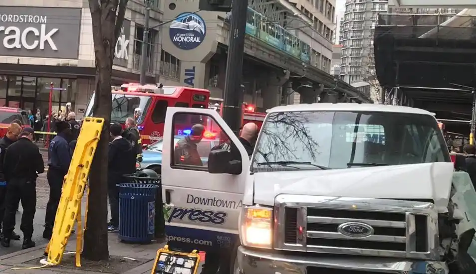 Camioneta arrolla a varias personas en Seattle