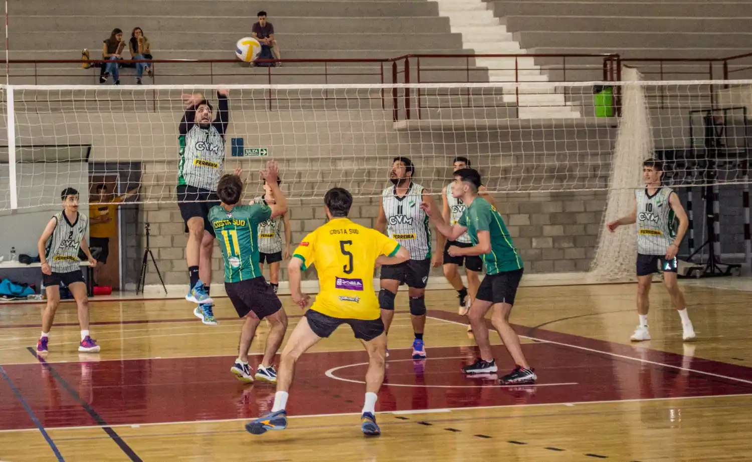 Acción en el Polideportivo con el vóley de Primera