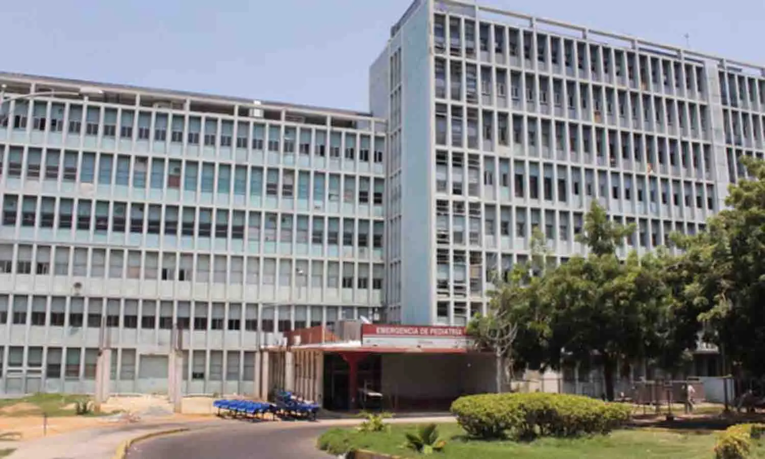 ¡IMPACTANTE! Venezolanos suplican atención médica en el Hospital Universitario de Maracaibo