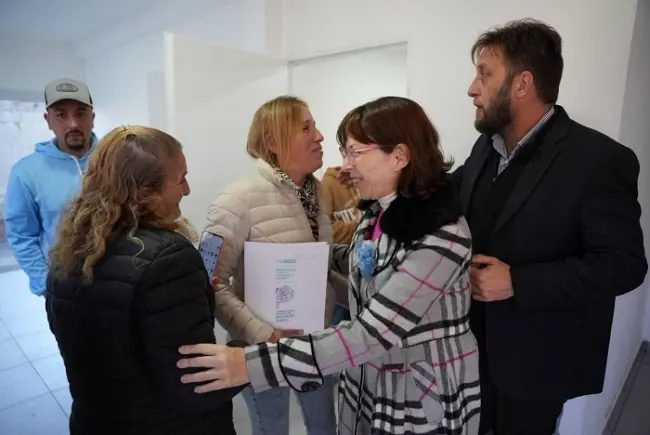 “Cumplimos con el compromiso”: Batakis entregó 24 casas en el histórico Barrio Azul de Wilde