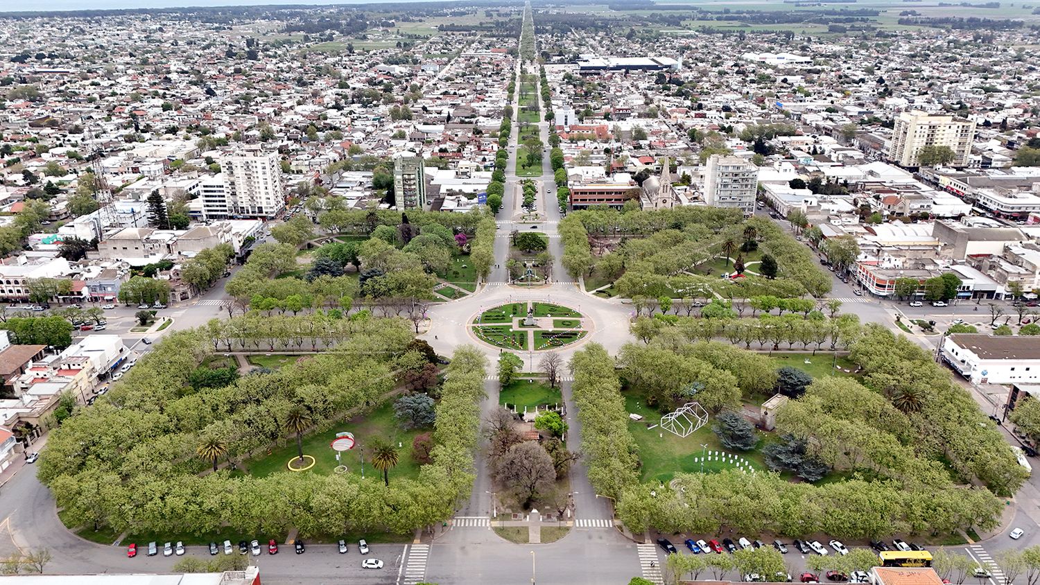 Dardo Rocha. Una vista desde arriba de la plaza céntrica de la ciudad
