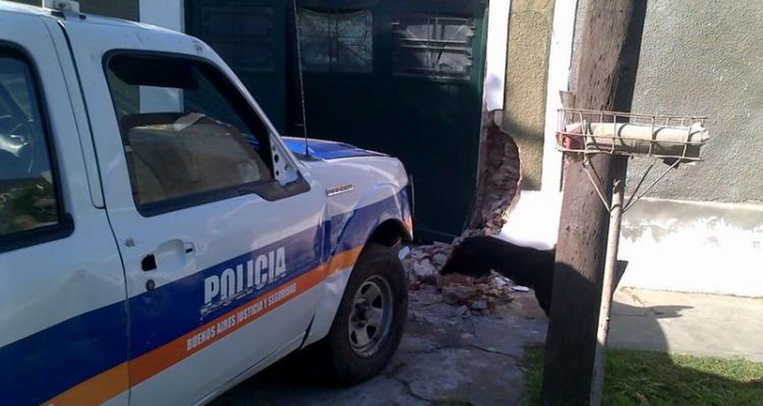 Patrullero destruyó el frente de un comercio