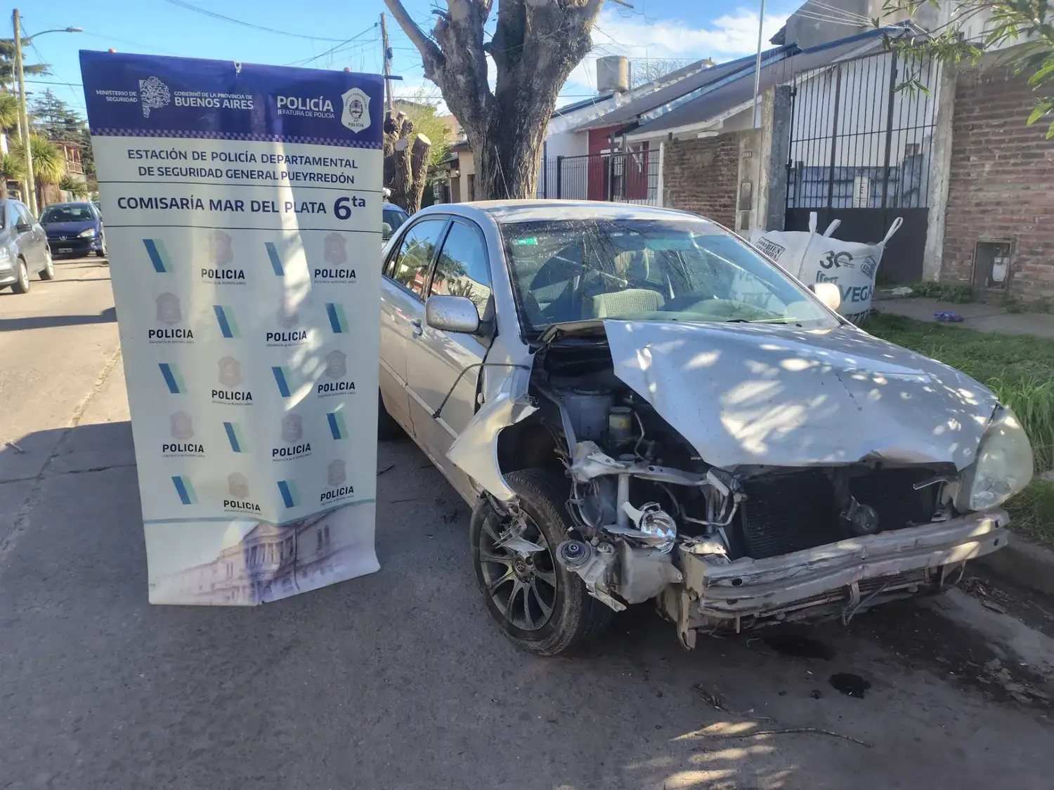 Uno de los ocupantes bajó del vehículo y escapó a pie.