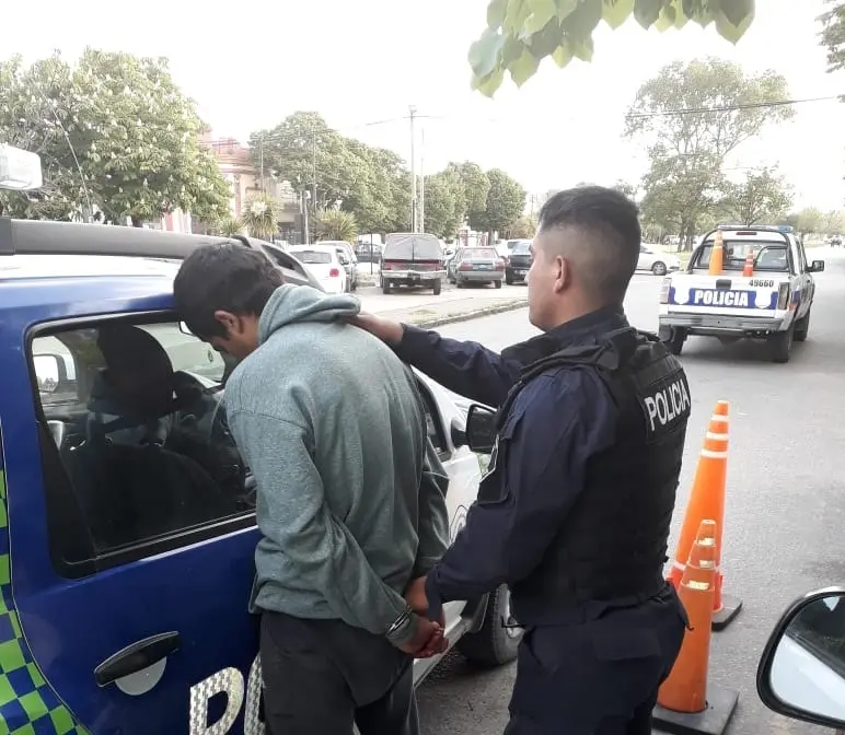 Corría con una cartera de mujer y lo aprehendieron