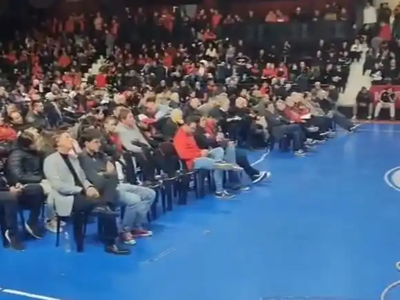 Escándalo en la asamblea de Newell's: trompadas, sillazos y fuertes cruces con Astore
