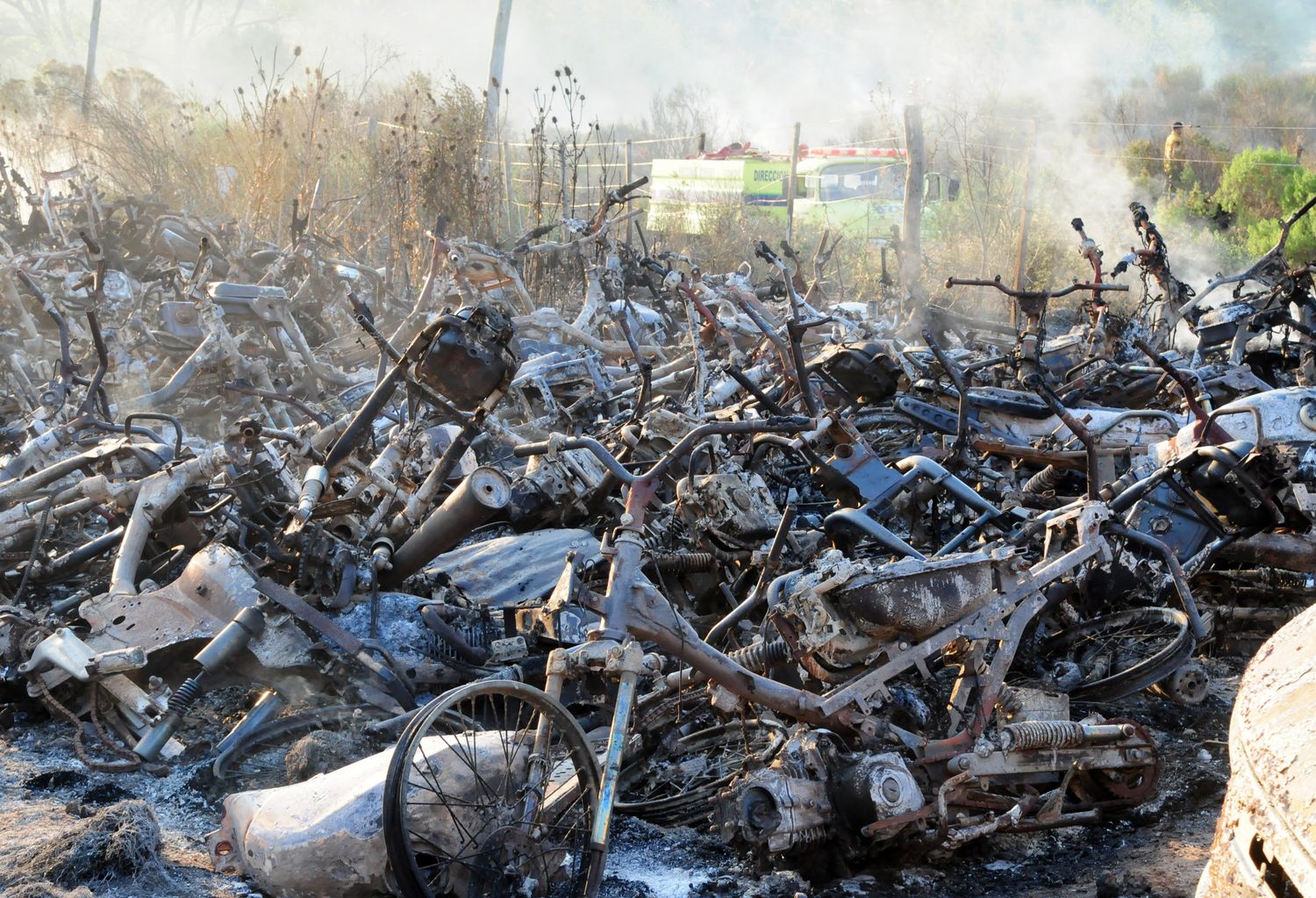 Voraz incendio quemó la mayoría de los vehículos incautados en el deposito judicial