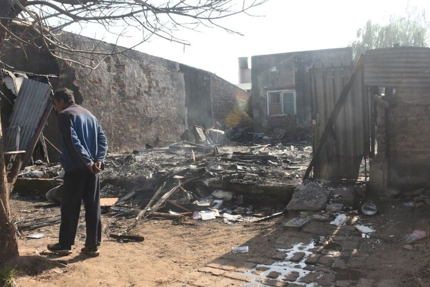 En el lugar trabajaron varias dotaciones de los bomberas zapadores. Créditos: Flavio Raina