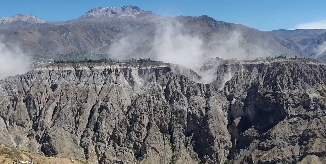 Deslizamiento de tierras y cortes de camino son parte de los problemas que generó el terremoto del jueves 20 de agosto. Foto: Radio Pausa en la Noticia / REUTERS.