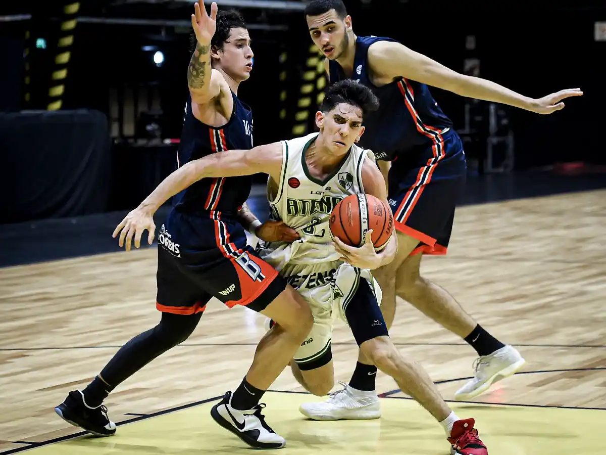 De la mano de Araujo, Atenas logró la salvación