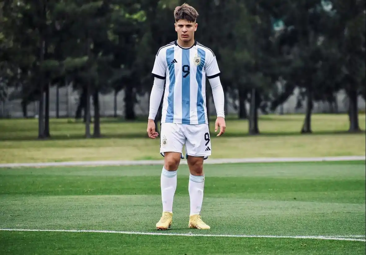 De Martis vistiendo la Albiceleste durante un amistoso