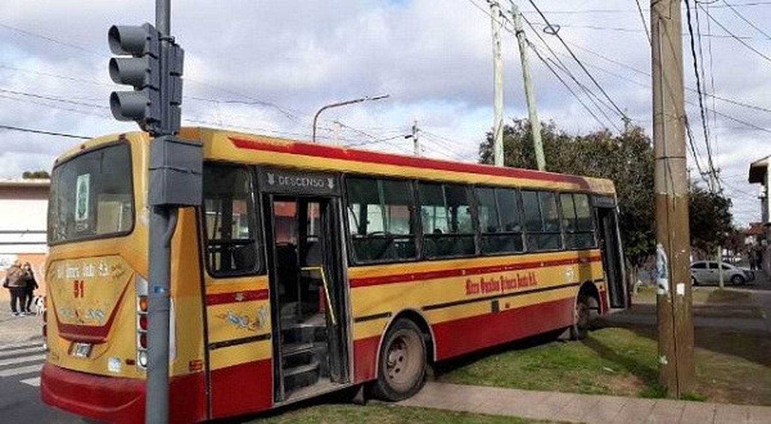 Colectivero de la línea 324 chocó tras ser atacado a golpes por un pasajero en Quilmes Oeste
