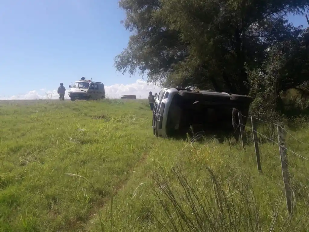 Una camioneta se cruzó de vía en la Ruta 12 y volcó 