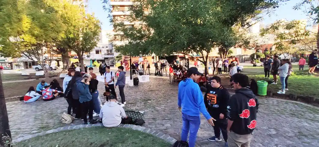 Competencia de rap y muchos jóvenes en la plaza de la Villa Díaz Vélez