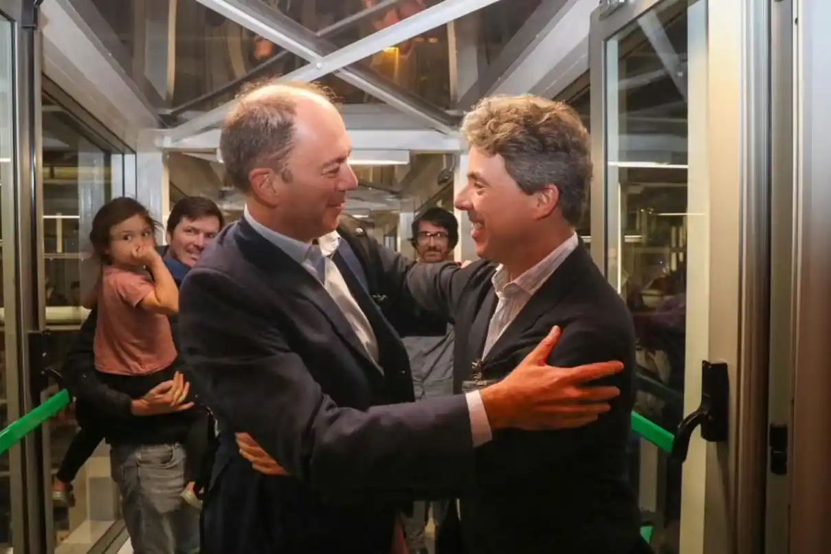 Los diplomáticos echados de Venezuela por el Gobierno de Maduro llegaron al país tras 36 horas de viaje.