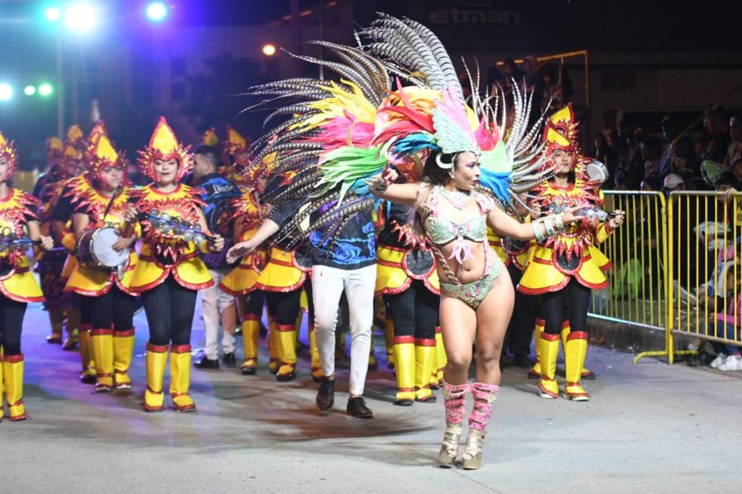 Las comparsas desfilaron por el corsódromo a lo largo de Avenida Lehmann