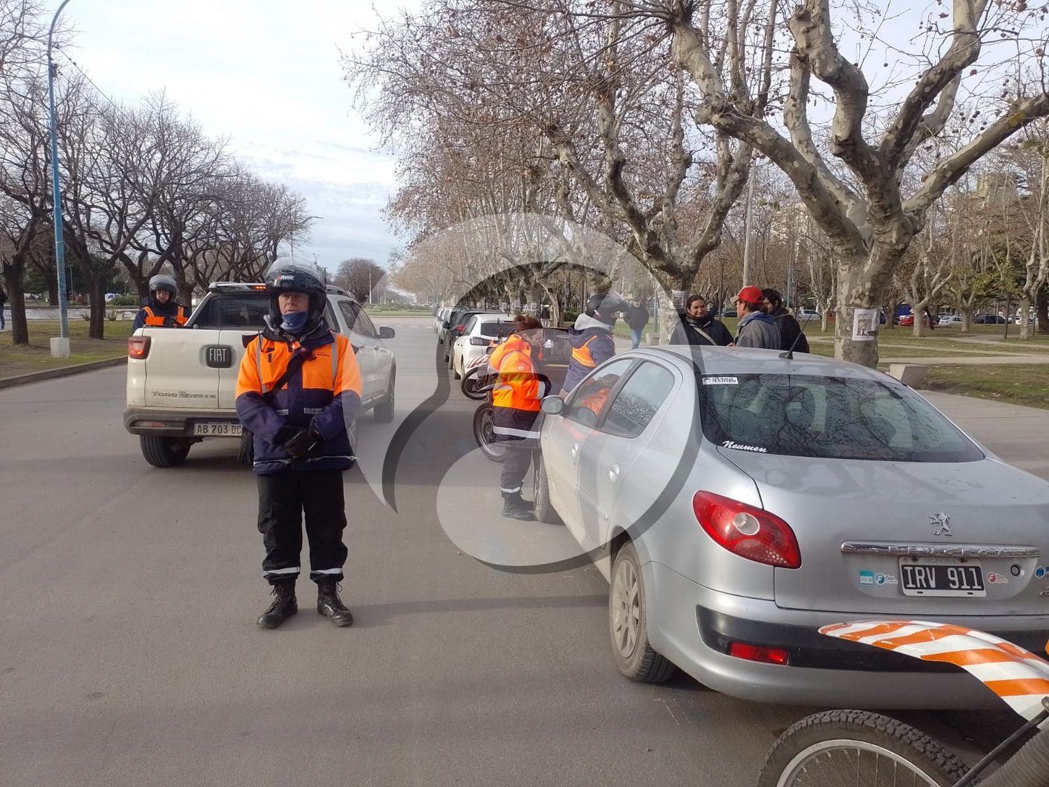 Control de tránsito en un sector de la plaza Rocha
