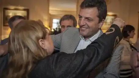 Massa viajó a Francia a un curso para líderes políticos