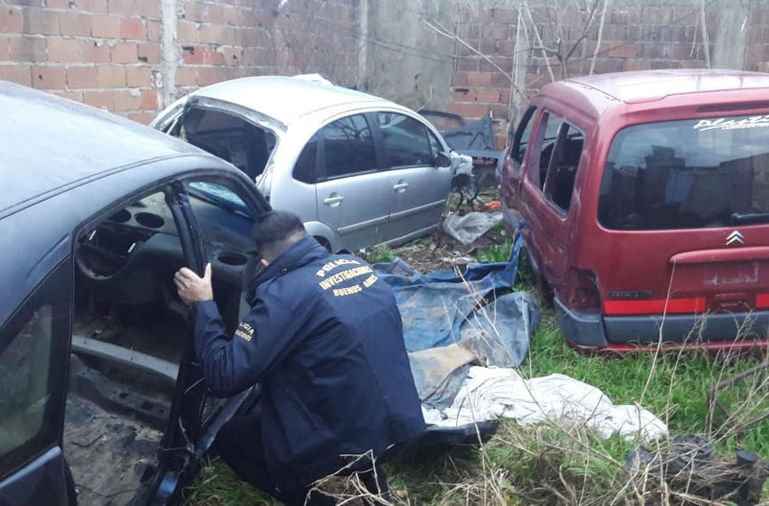 Desbarataron una banda que traía autos a la ciudad para desguazarlos