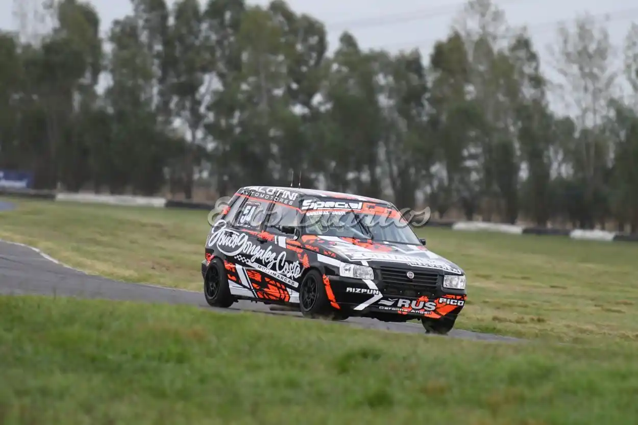 Otro desafío. Para el juvenil Joaquin González Coste, con el Fiat motorizado por Adrián Aizpún en la Clase 1