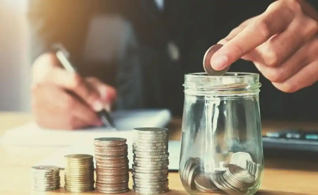 Ahorrar $ 50.000 en 100 días: el original método que genera polémica en redes