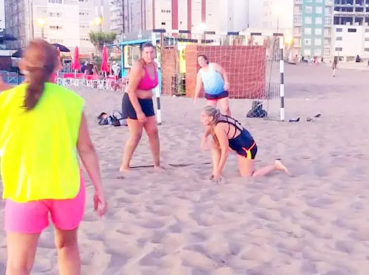El handbol tiene su espacio en la playa al caer la tarde