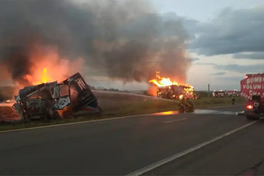 Impactante choque entre camiones y un auto desató un incendio sobre la Autovía Artigas