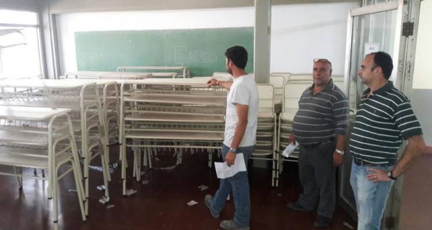 Mesas y sillas nuevas para varias escuelas
