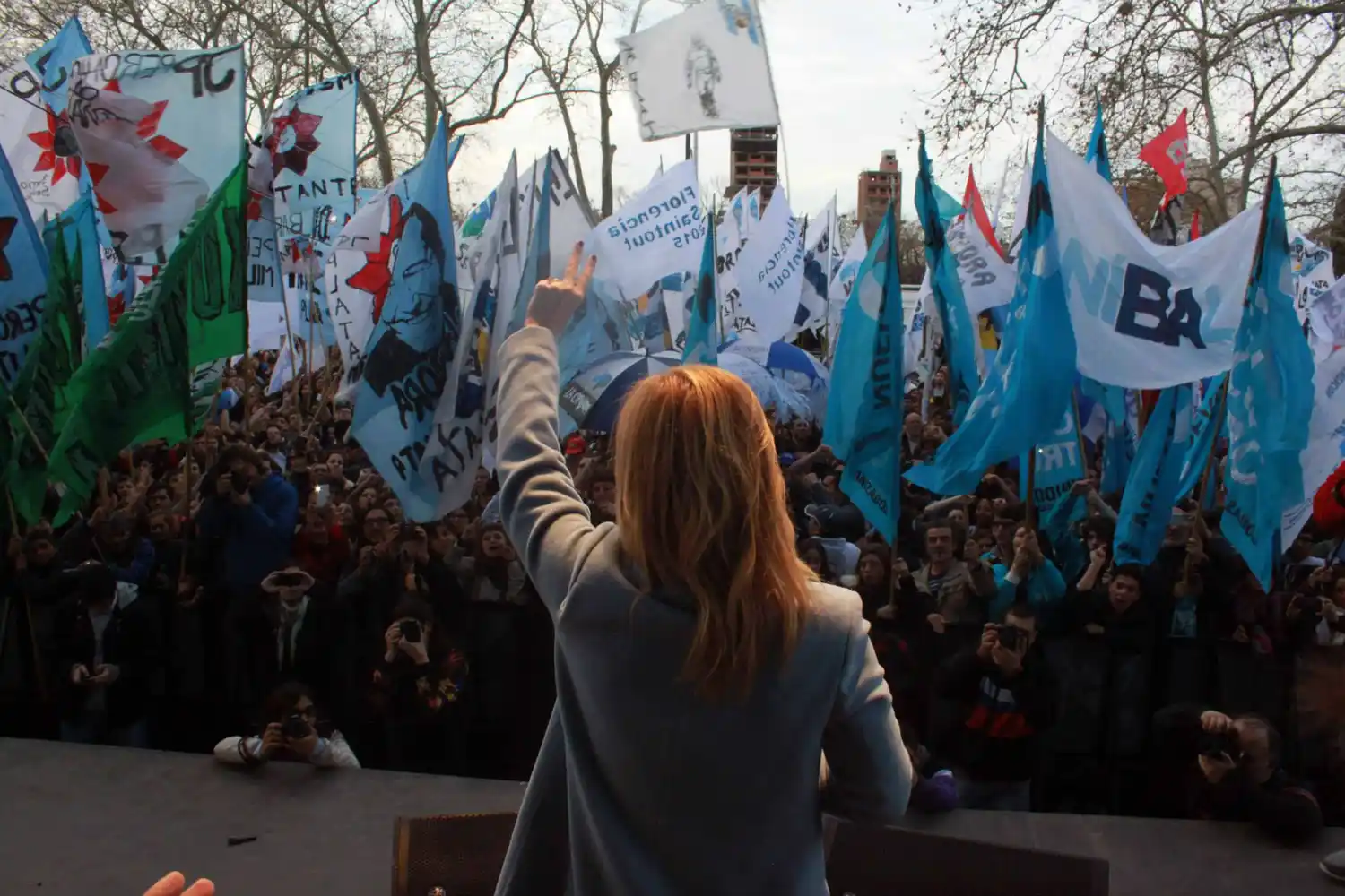 Saintout cerró su campaña con gran convocatoria y un show de la Bersuit Vergarabat